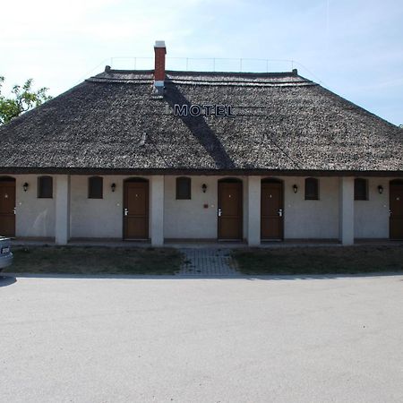 Tekergo Motel Es Etterem Velence Exterior foto