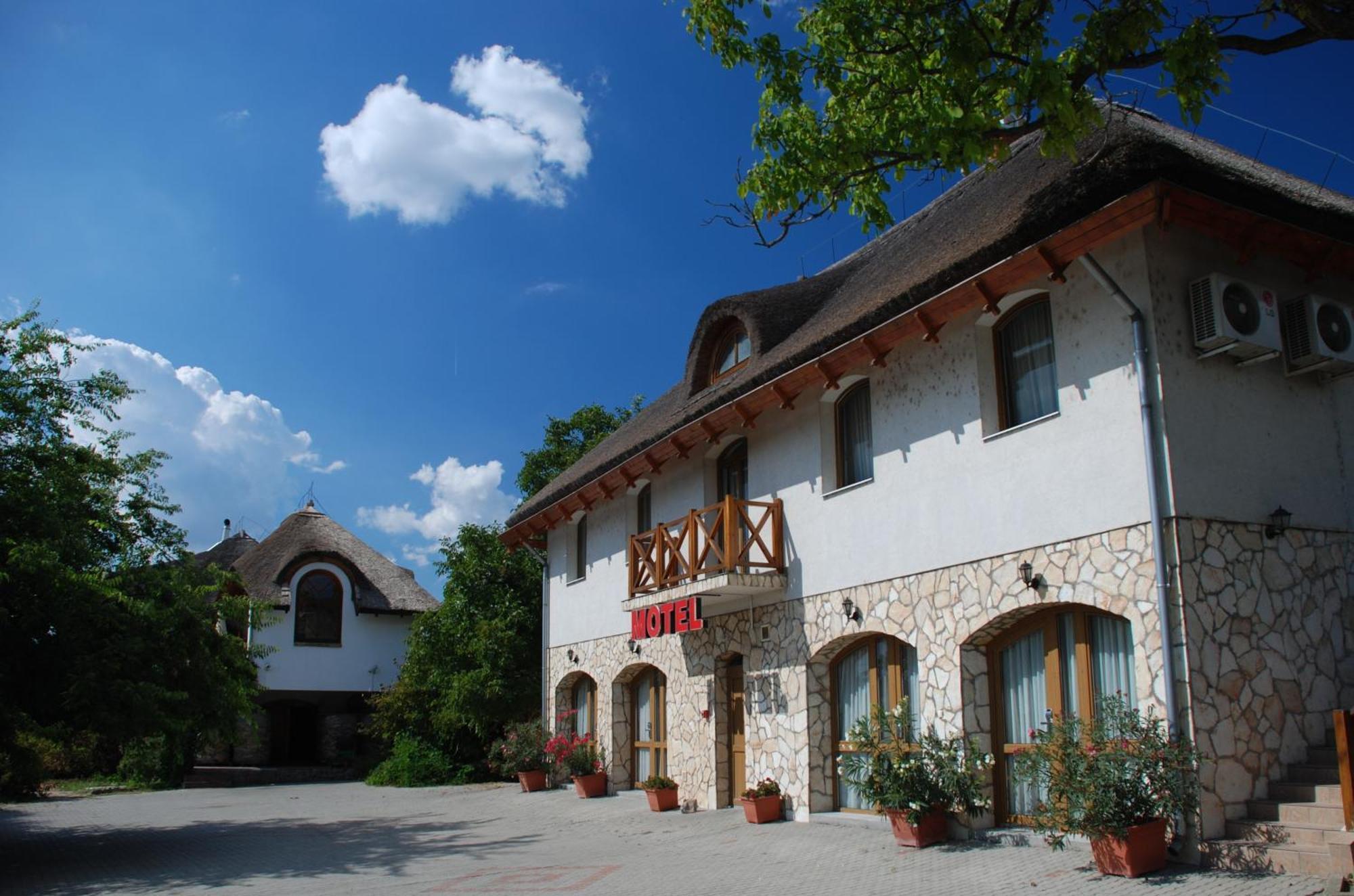 Tekergo Motel Es Etterem Velence Exterior foto