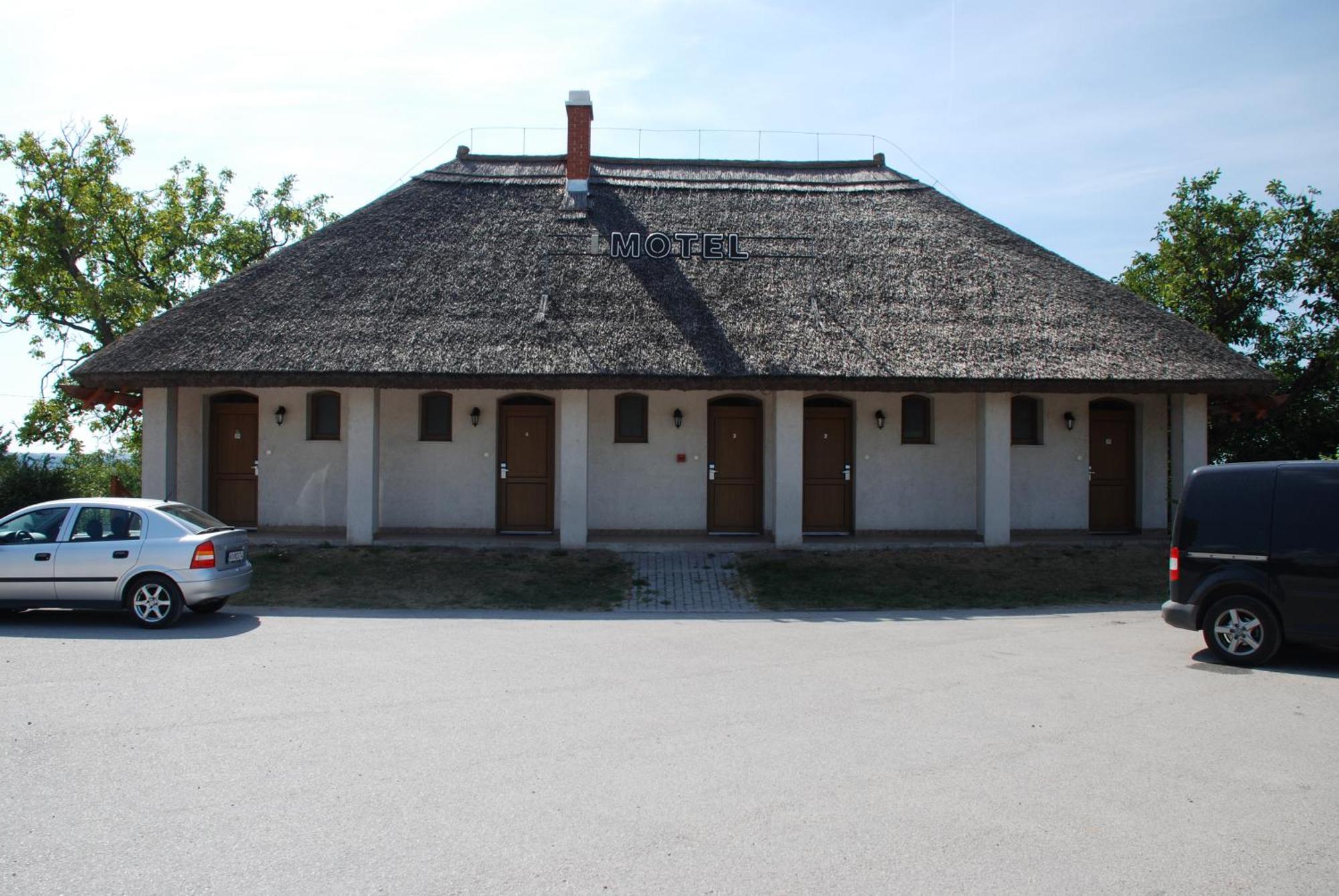 Tekergo Motel Es Etterem Velence Exterior foto