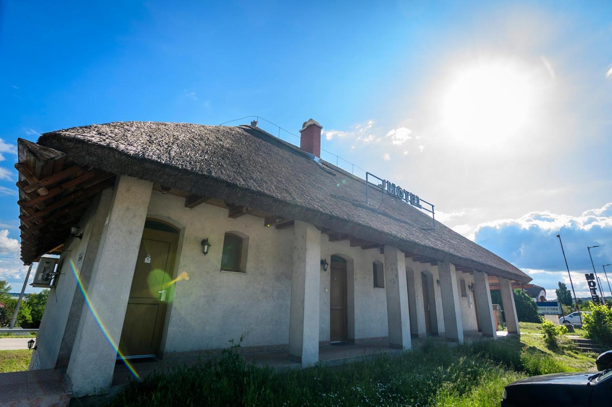 Tekergo Motel Es Etterem Velence Exterior foto