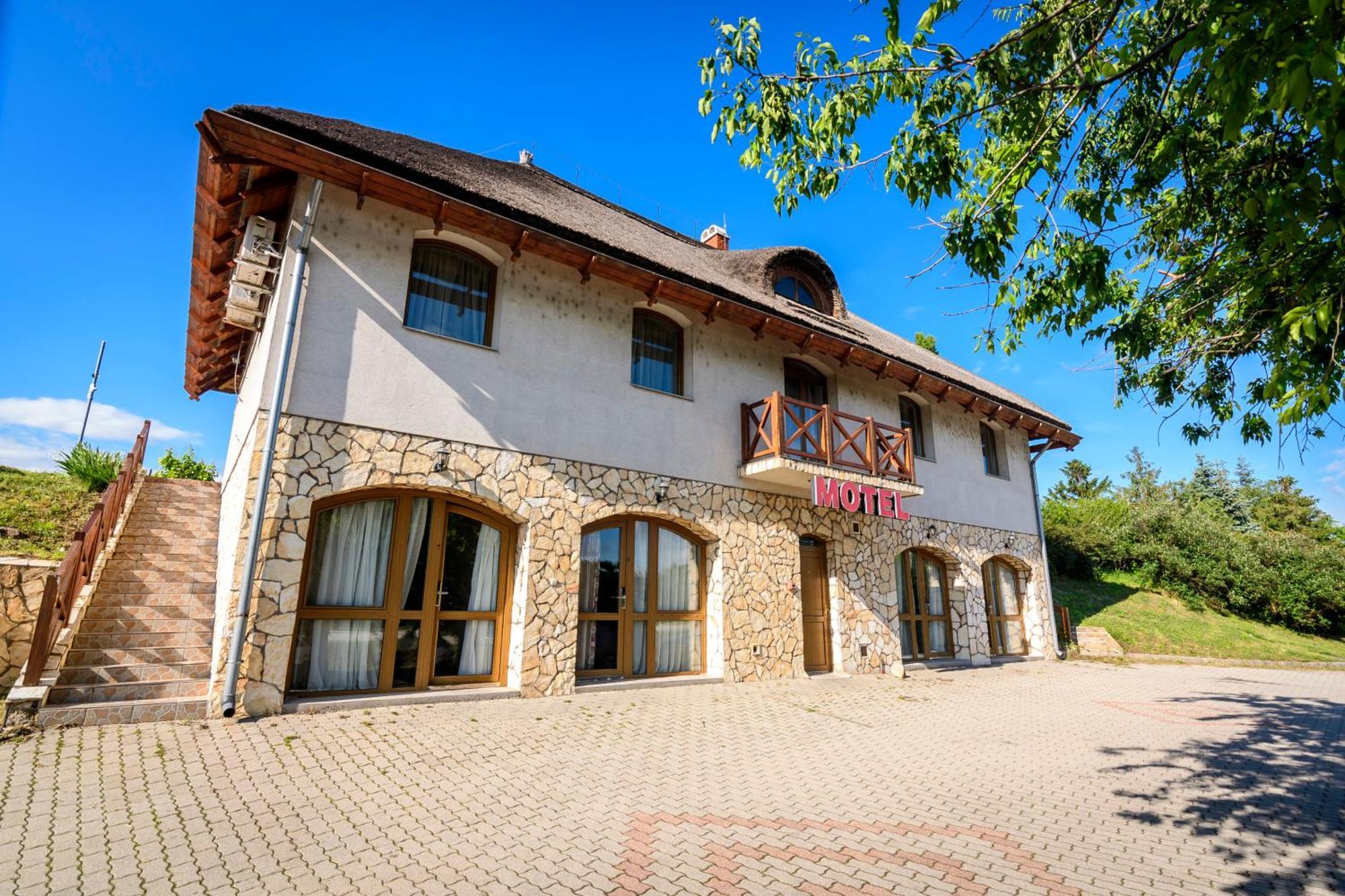 Tekergo Motel Es Etterem Velence Exterior foto