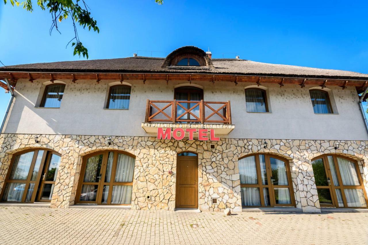 Tekergo Motel Es Etterem Velence Exterior foto